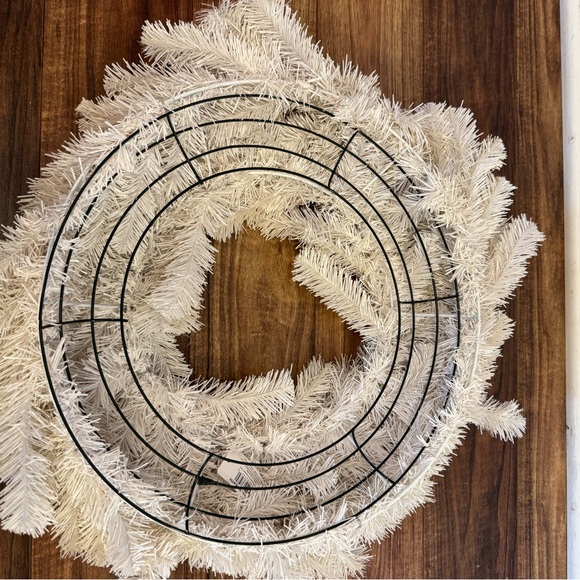 Elegant Ivory Holiday Wreath - Picture 3 of 3